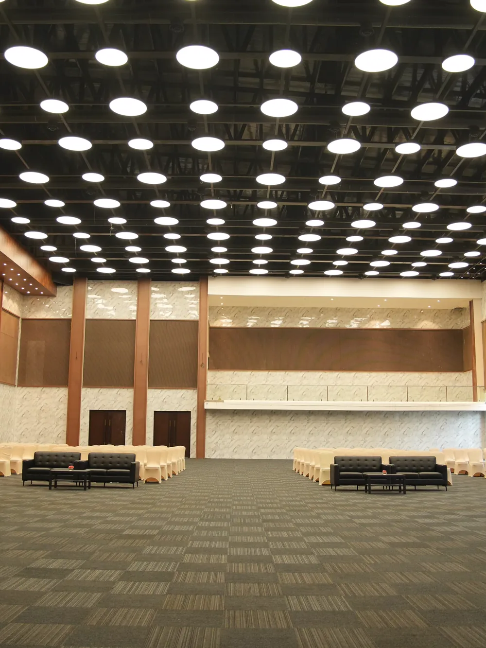 The main hall set with round tables
